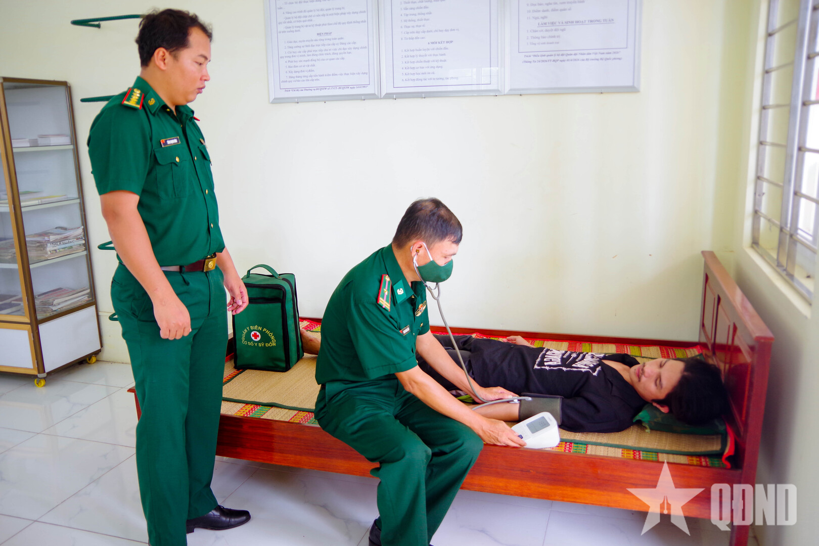 Bộ đội Biên phòng TP Cần Thơ tiếp nhận 5 ngư dân gặp nạn trên biển